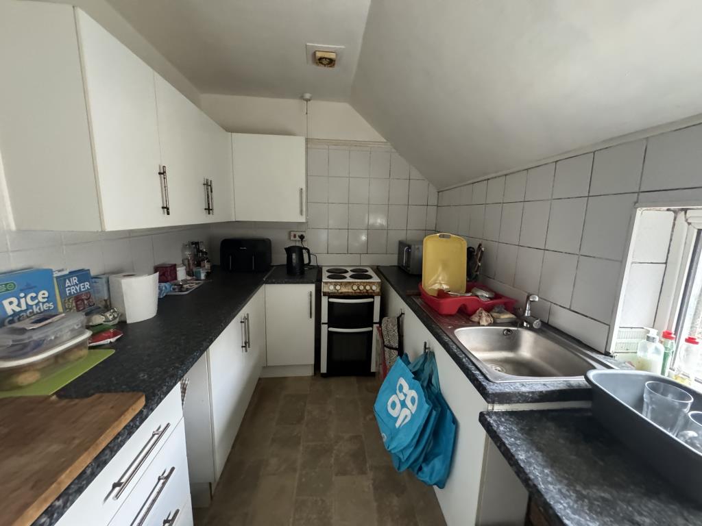 Lot: 146 - MIXED USE INVESTMENT WITH HIGH YIELD - View of the kitchen flat one